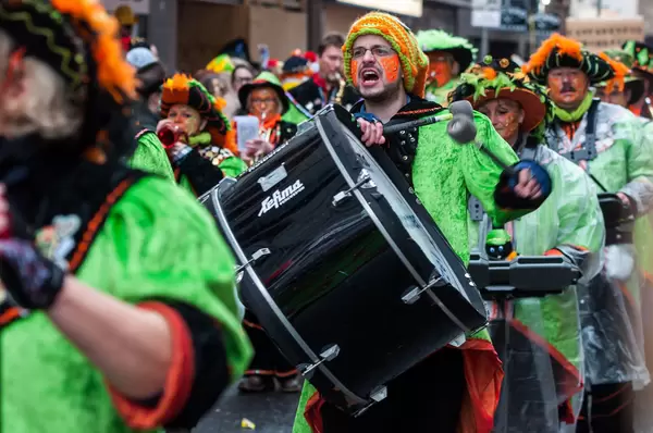Musikgruppe auf Rosenmomtagszug
