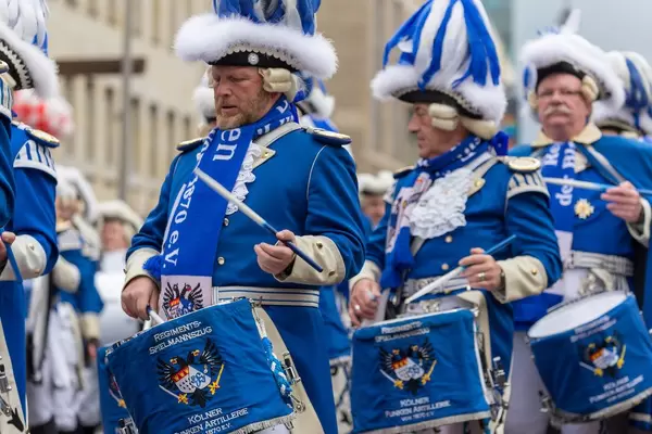 Musikkorps der Kölner Funken Artillerie beim Rosenmontagszug - Kölner Karneval 2018