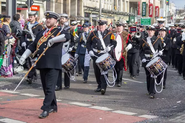 Musikkorps des KKG "Mer blieve zesamme" auf dem Rosenmontagszug - Kölner Karneval 2018