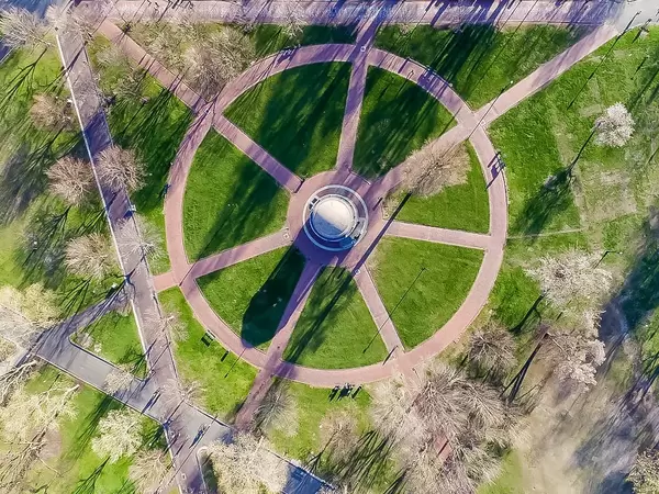 Musikpavillon mit Straßenmuster in einem Stadtpark in Massachusetts