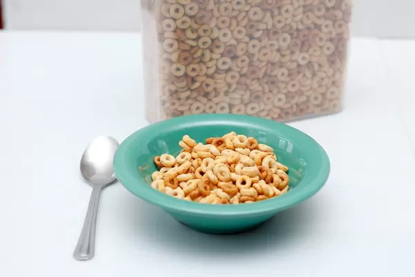 Müsli in einer Schüssel vor weißem Hintergrund