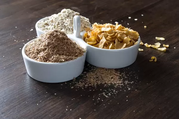 Müsli-Mischung: Dinkelflocken, Corn Flakes udn Haferflocken