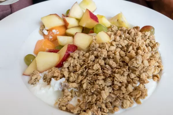 Müsli mit Apfel, Trauben, Melone