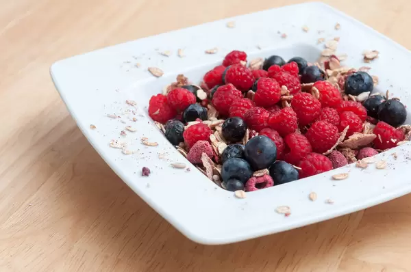 Müsli mit Himbeeren und Johannisbeeren