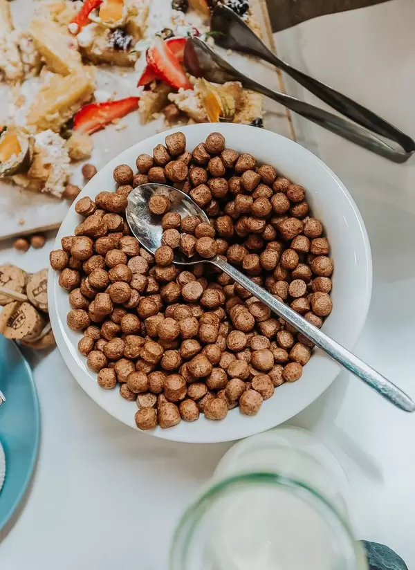 Müsli mit Milch. Der Frühstücksklassiker