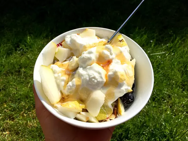 Müsli mit Quark und Früchten