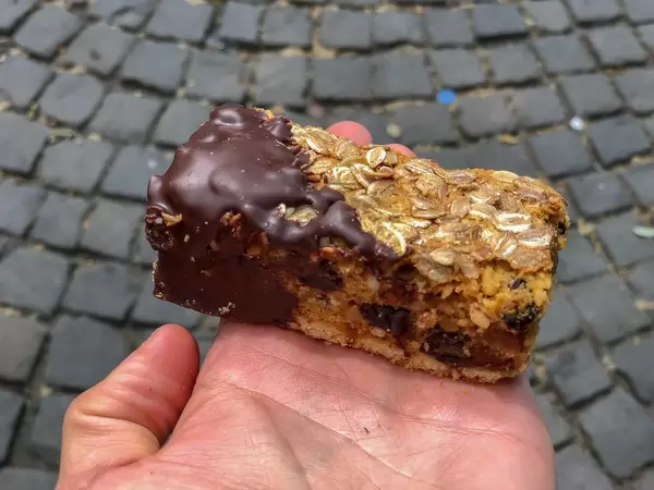 Müsli-Riegel mit Schokolade und Rosinen