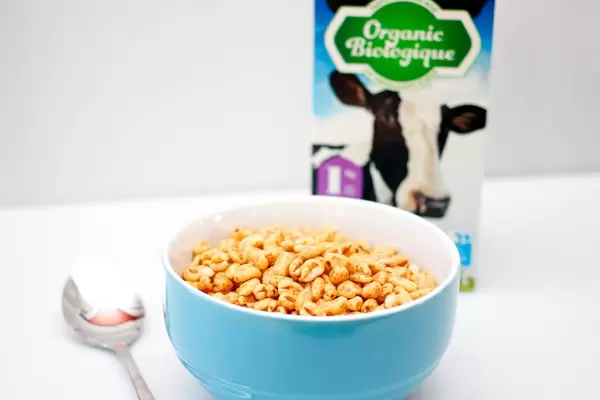 Müsli und Milch vor weißem Hintergrund