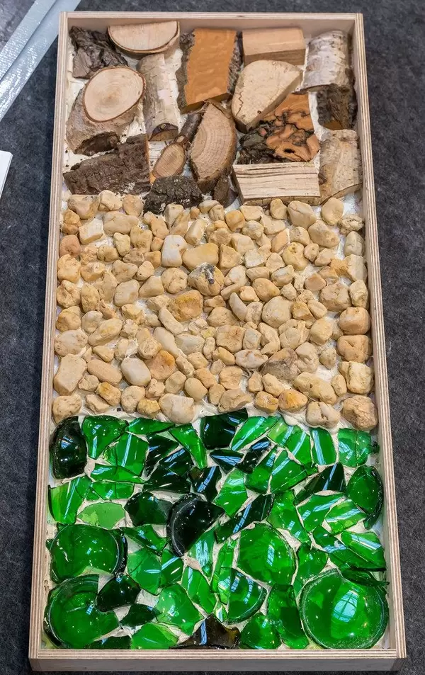 Mutprobe: Über Scherben, Steine und Holz laufen