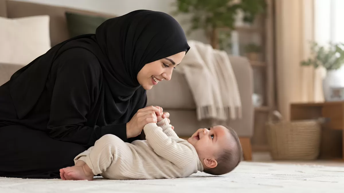 Mutter mit Hijab spielt liebevoll mit ihrem Baby