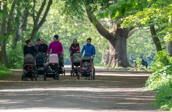 Mütter nach der Schwangerschaft mit Babys im Sportbuggy & Kinderwagen halten sich in Köln mit Rückbildung-Spaziergang am Decksteiner Weiher fit