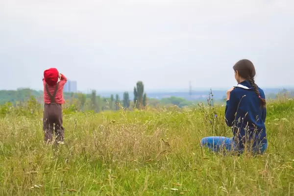 Mutter und Sohn auf Herbstspaziergang im Feld