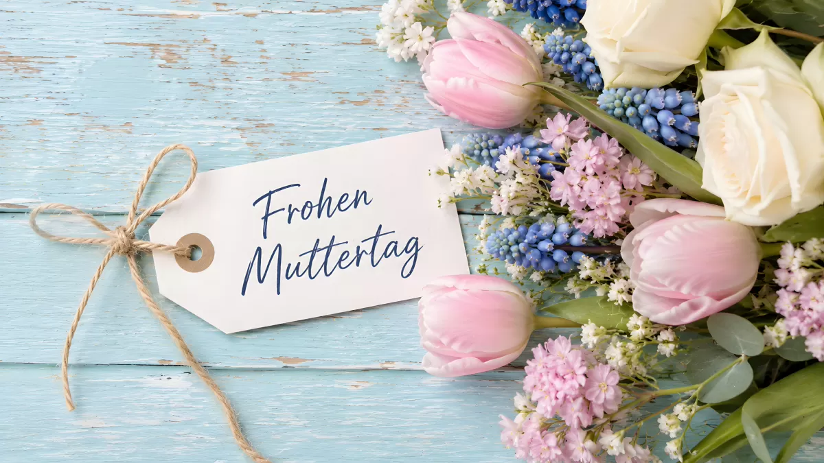 Muttertag-Geschenkanhänger mit Frühlingsblumen auf Holz