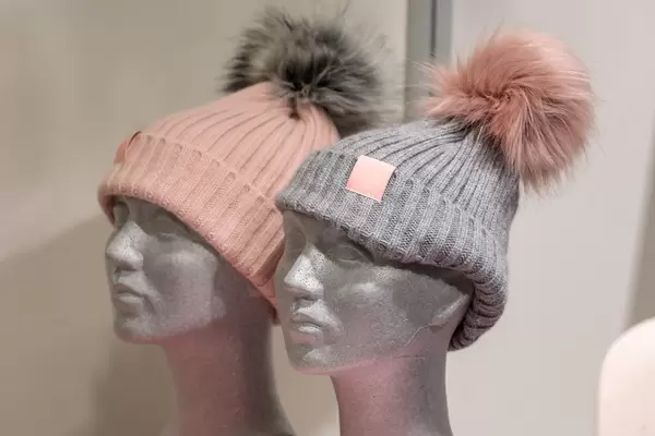 Mützen mit Pompons für die kalte Jahreszeit