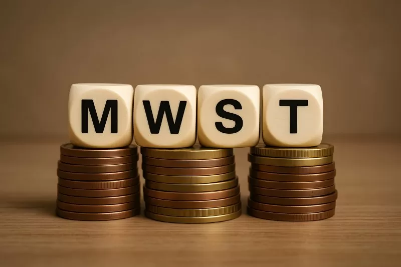 MWST Würfel auf Geldstapel als Steuerkonzept