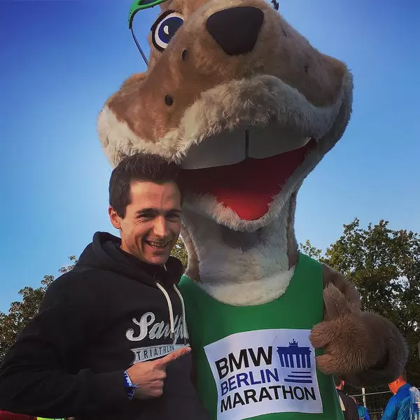 My new tall friend. 1h until 42th #berlinmarathon. #happyrunning #nevernotrunning #marathon #running #happy #berlin #nycmarathon #run4nyc