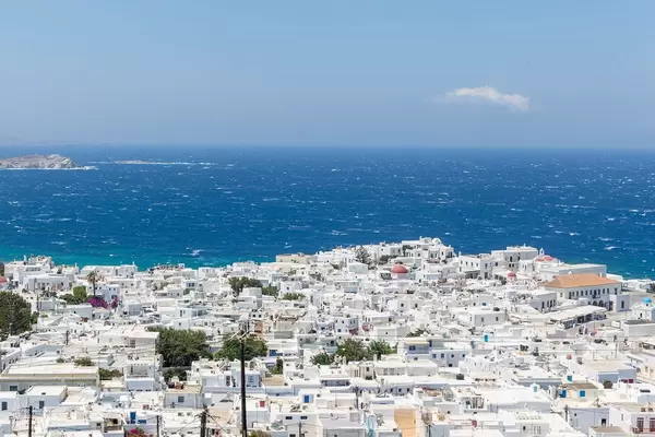 Mykonos Hauptstadt Chora mit vielen weißen Häusern und rauem Meer. Blick von oben