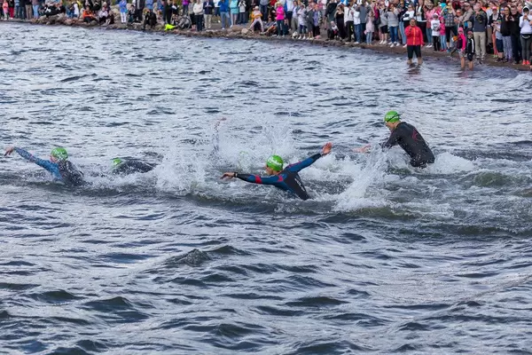 Nach dem Rolling Start des Ironman 70.3 in Lahti, nördlich von Helsinki, schwimmen die Triathlonathleten um die Wette
