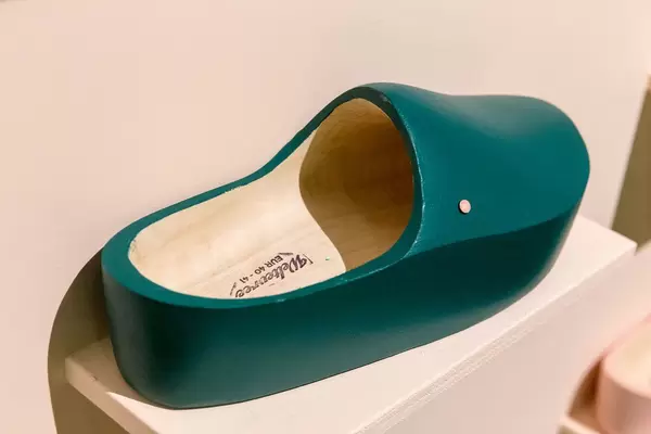 Nach holländischem Vorbild gefertigte Holzschuhe in Petrolgrün von Weltevree