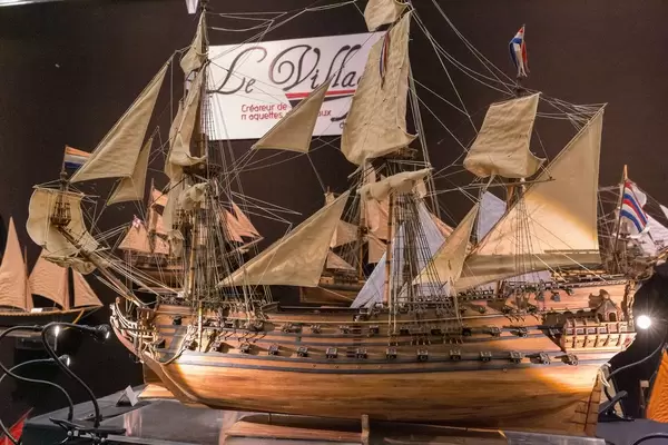 Nachbau der Galeone Seven Provence aus dem holländischen Krieg mit Segeln und Kanonen