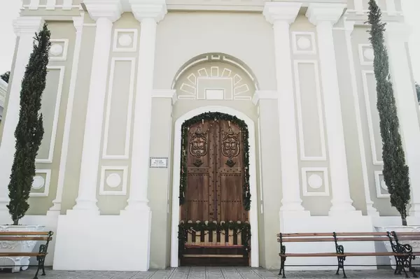 Nachbildung eines Kircheneinganges mit kunstvoll verzierter Türe in Guatemala