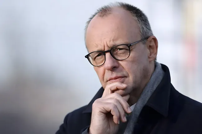 Nachdenklicher Geschäftsmann in Anzug und Brille