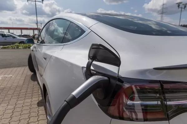 Nachhaltige E-Mobilität: Tesla Model 3 aufladen mit einem Typ 2-Stecker