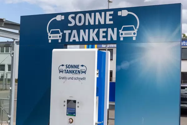 Nachhaltige E-Tankstation: Sonnenenergie tanken für Elektroautos auf dem Aldi-Parkplatz