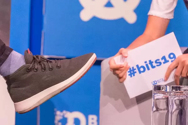 Nachhaltige Trend-Schuhe: Sneaker von Allbird in der Nahaufnahme, aus Zuckerrohr, Merinowolle und Eukalyptusbaumfaser