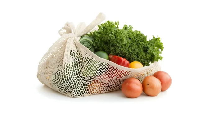 Nachhaltiger Einkaufskorb mit frischem Obst und Gemüse