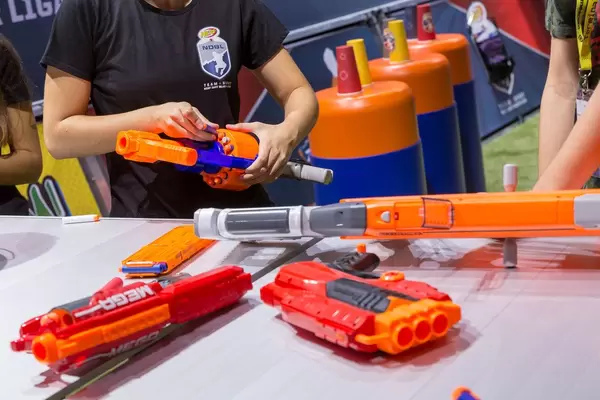 Nachladen von unterschiedlichen NERF Blastern mit Schaumstoffmunition