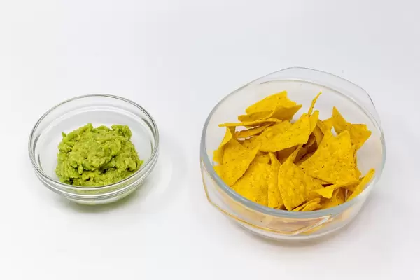 Nacho Chips mit Avocado Dip