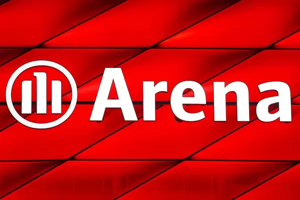 Nachtaufnahme beim Fußballstadion in München: Close-up vom Allianz Arena Logo mit roter Beleuchtung