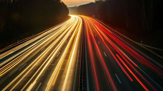 Nachtbeleuchtete Autobahn mit Lichtspuren