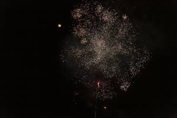Nachthimmel beleuchtet durch Feuerwerksraketen zu Silvester in Overveen, Niederlande