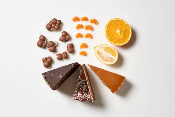 Nachtisch für alle: drei Portionen Torte, eine halbe Zitrone, eine halbe Orange, Mandarinenstücke