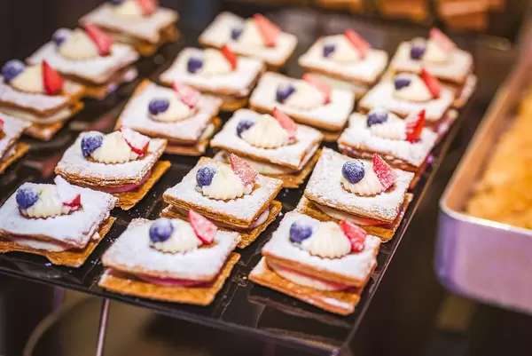 Nachtisch Sahne Kuchen mit Blaubeere und Puderzucker