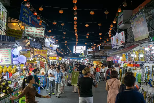 Nachtmarkt in Phu Quoc, Vietnam mit vielen Verkaufständen, Straßenküchen, Restaurants und Spas
