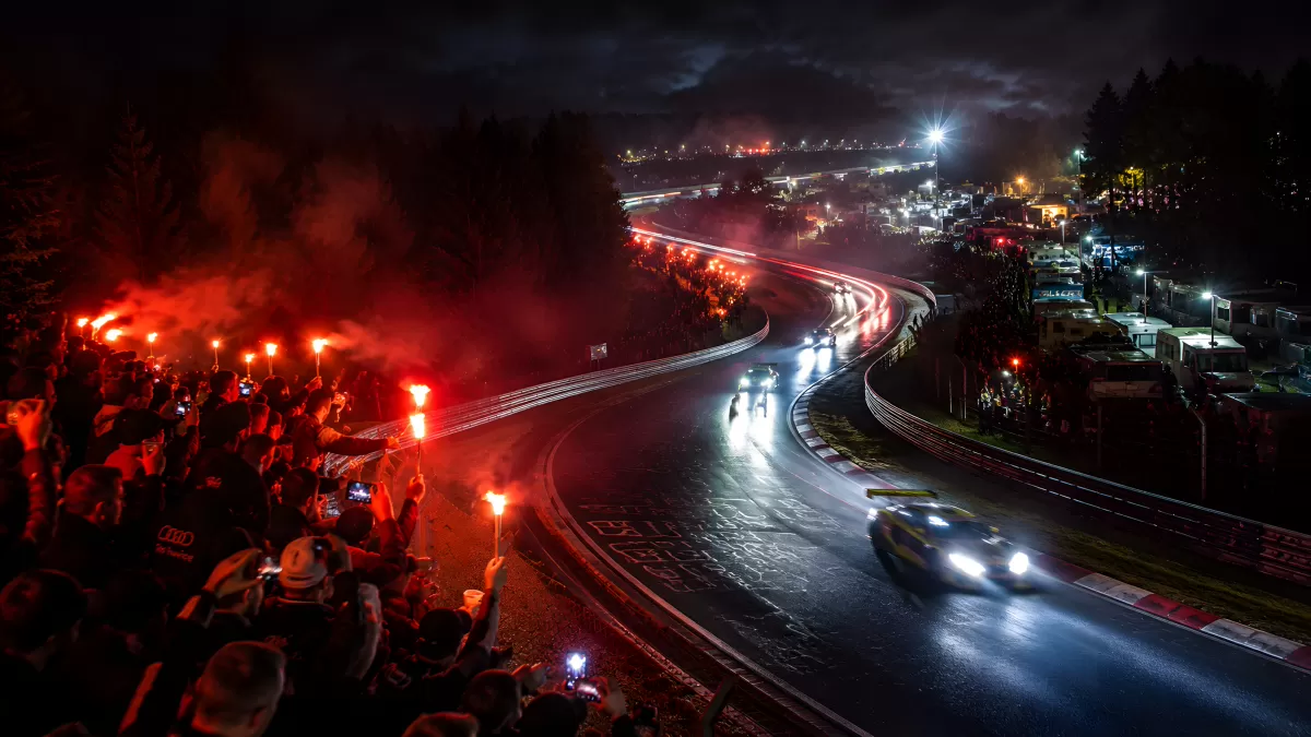 Nachtrennen Nürburgring mit Fackeln und Rennwagen