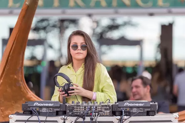 Nachwuchs-DJane am Eingang zum Elektro-Festival Tomorrowland in Belgien