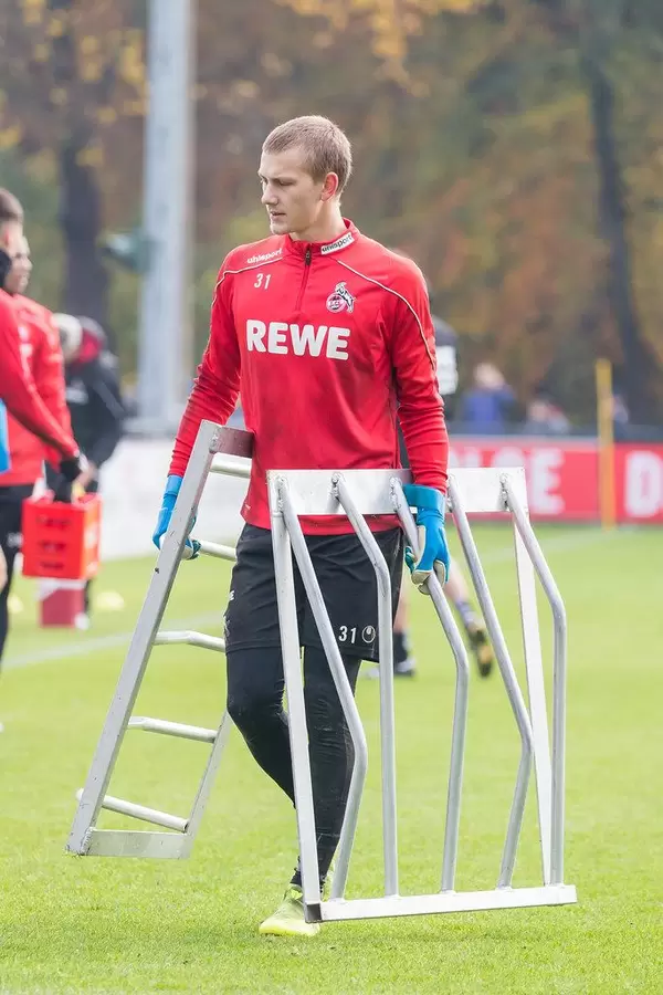 Nachwuchstorwart Brady Scott trägt die Trainingselemente