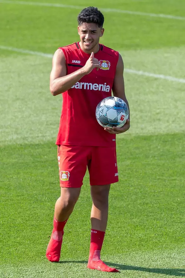 Nadiem Amiri ohne Schuhe auf dem Fußballfeld, mit Fußball in der Hand, nach dem Training