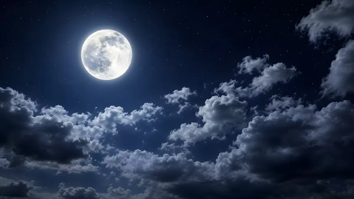 Nächtlicher Sternenhimmel mit Vollmond und Wolken
