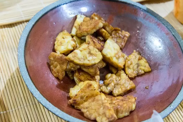 Nagel natürlich, veganes Seitan in einem Teller auf der Veggieworld