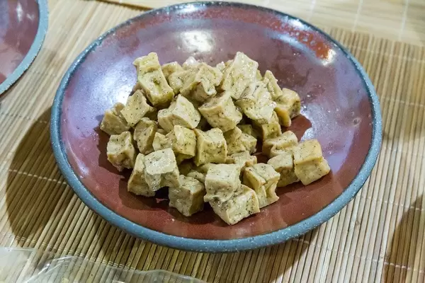 Nagel Nigari Tofu Madagaskar in Probierportionen zubereitet auf der Veggieworld