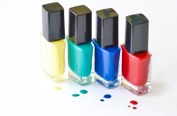 Nagellack in verschiedenen Farben