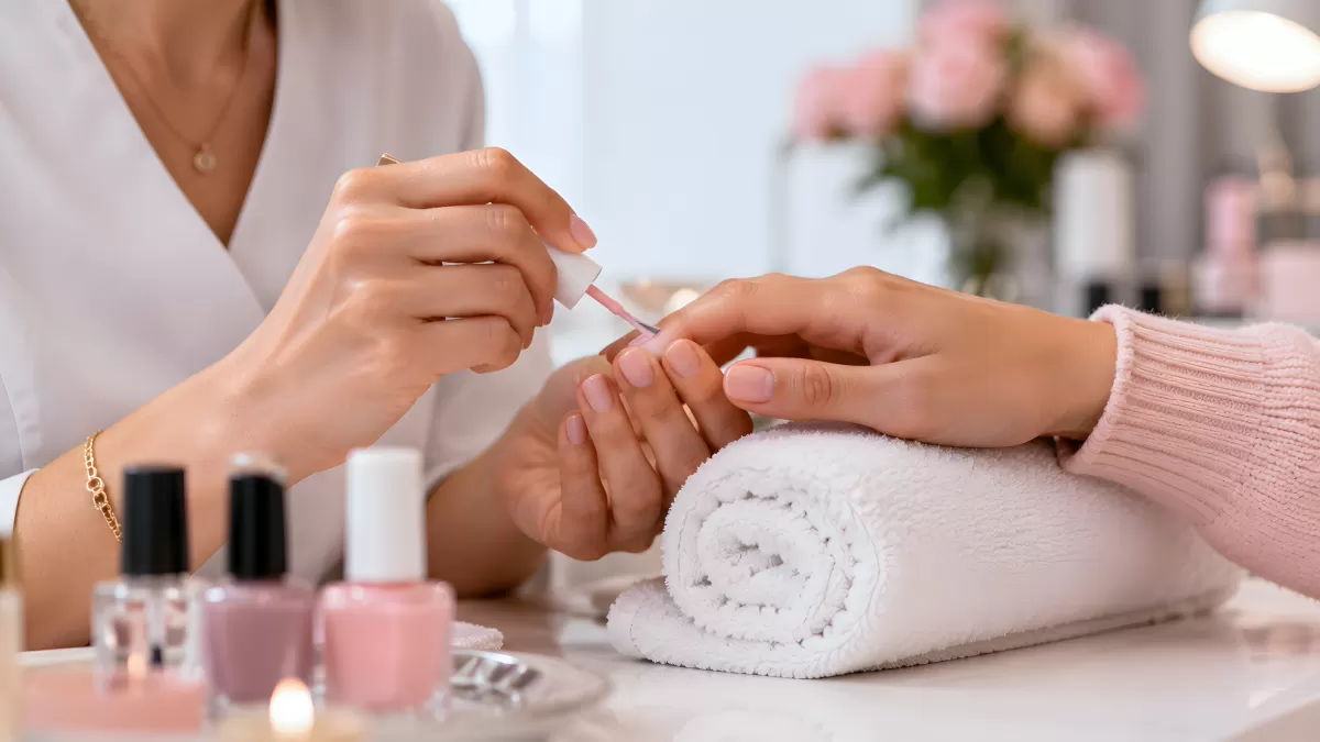 Nagelpflege im Salon – Maniküre mit rosa Lack