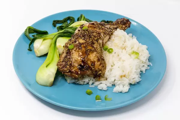 Nahaufnahme - Aufsicht - Hello Fresh - Glasierte Hoisin-Hähnchenkeulen mit Pak Choi und Ingwerreis