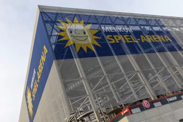 Nahaufnahme blaue Beschriftung Merkur Spiel-Arena für Sportveranstaltungen in Düsseldorf