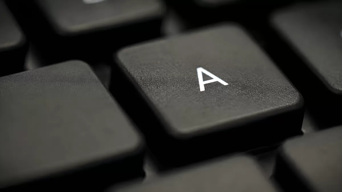 Nahaufnahme der A-Taste auf schwarzer Tastatur